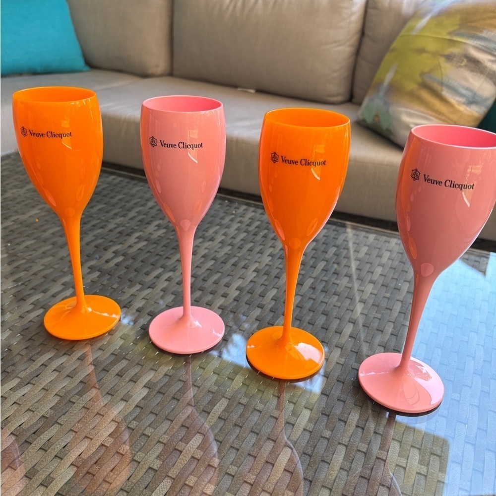 *NEW* Veuve Clicquot Set of 8 Flutes ( 4 pink and 4 orange) - Picture 3 of 3
